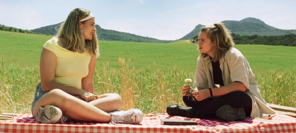 Actrices protagonistas en la pradera en el cortometraje Antes de que las flores se marchiten