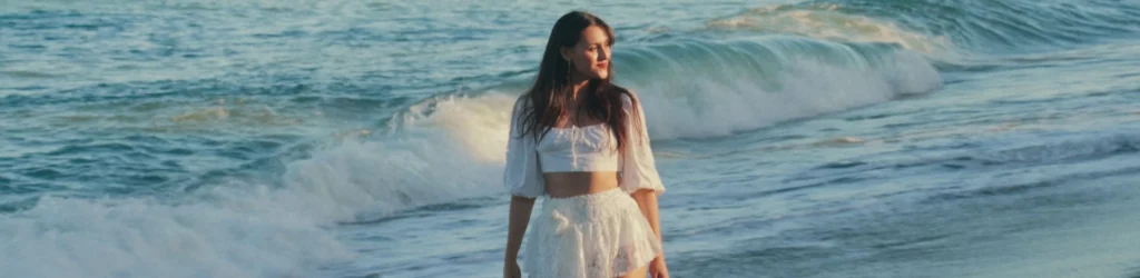 Alba LaMerced en la portada del videoclip La ciudad