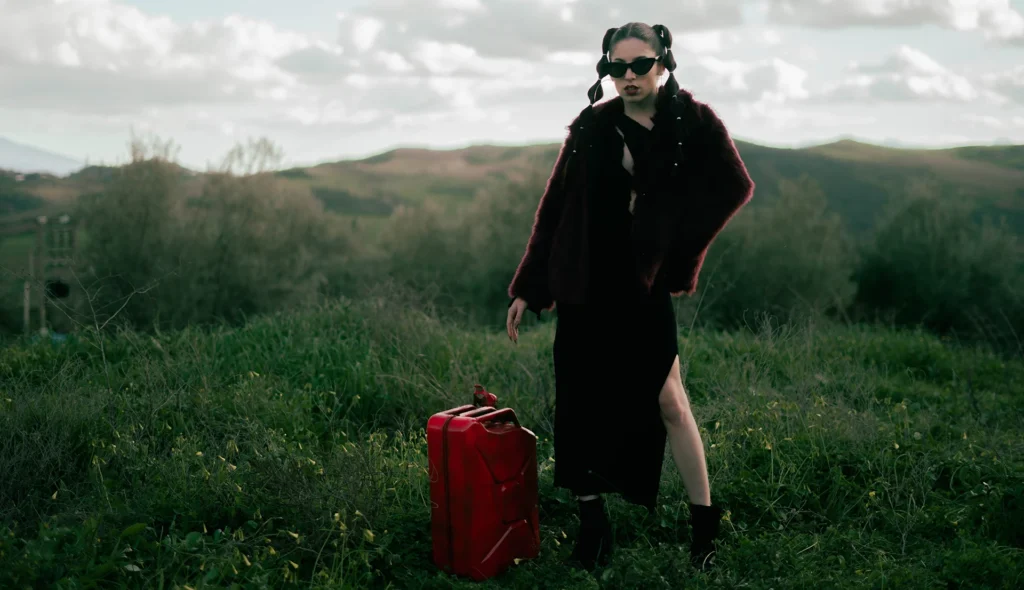 Imagen de portada del videoclip Adrede de Lau Rey