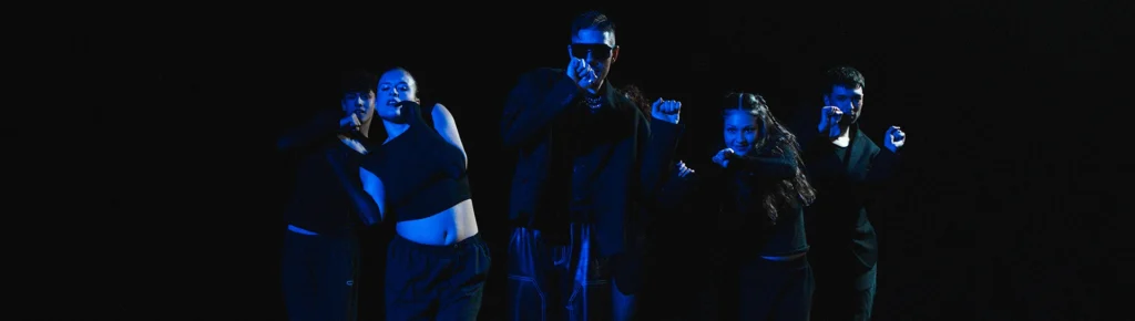 Sergio Gómez con bailarines en la portada del videoclip Mejor Así
