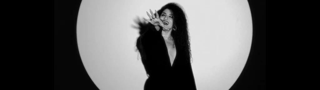 Imagen de portada del videoclip XAO de Elvina