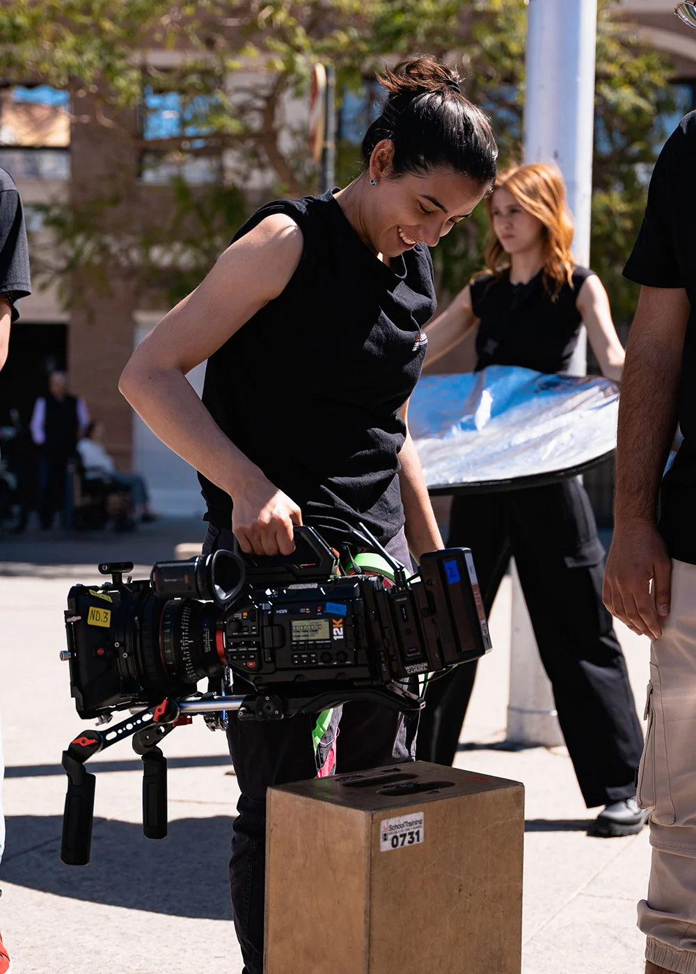 Fati Ruiz trabajando con una cámara Blackmagic en un rodaje audiovisual
