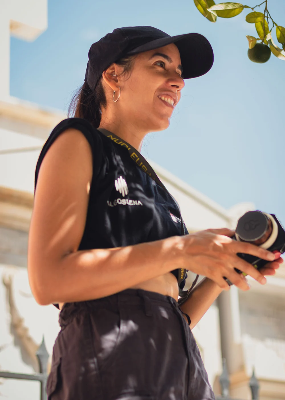 Fati Ruiz trabajando con follow focus como foquista en un rodaje audiovisual