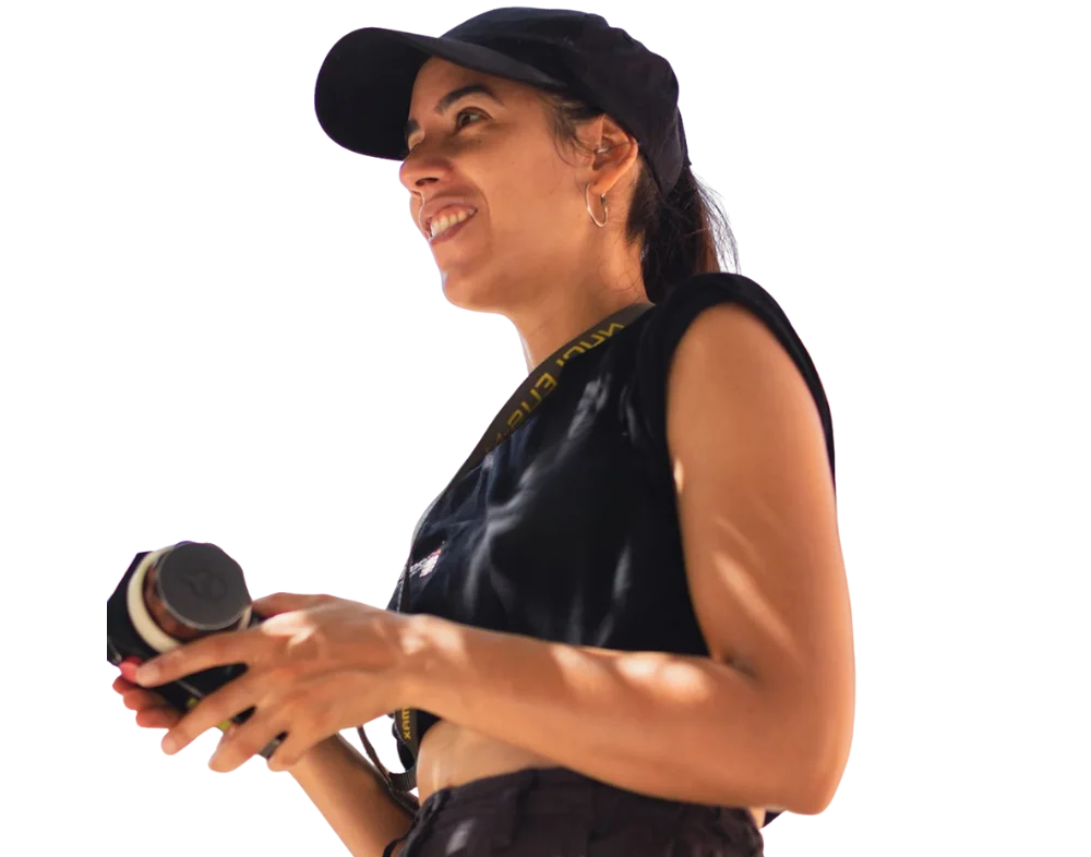 Fati Ruiz en set como técnica audiovisual especializada en cámara e iluminación