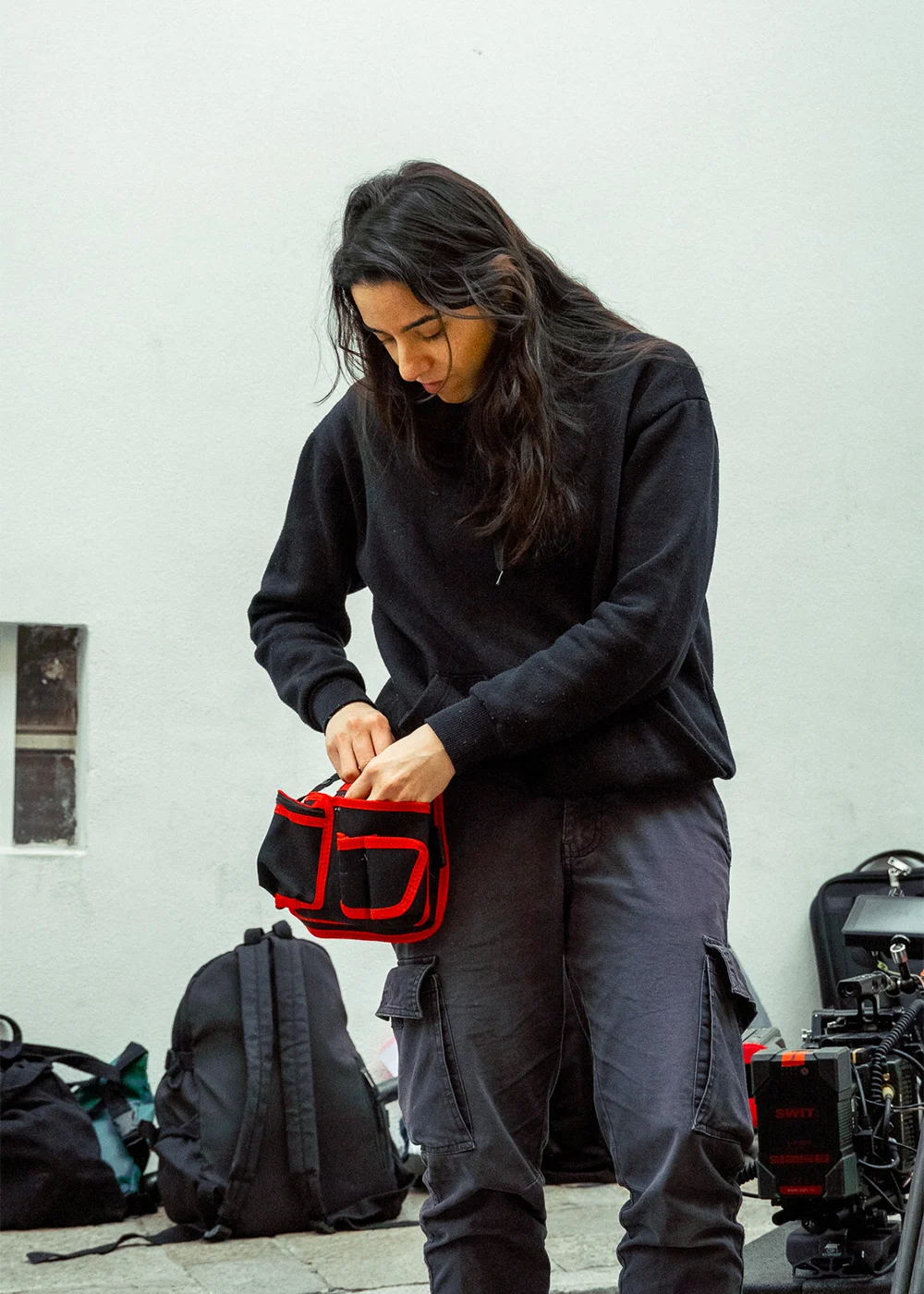 Fati Ruiz trabajando como técnica del departamento de fotografía en un rodaje