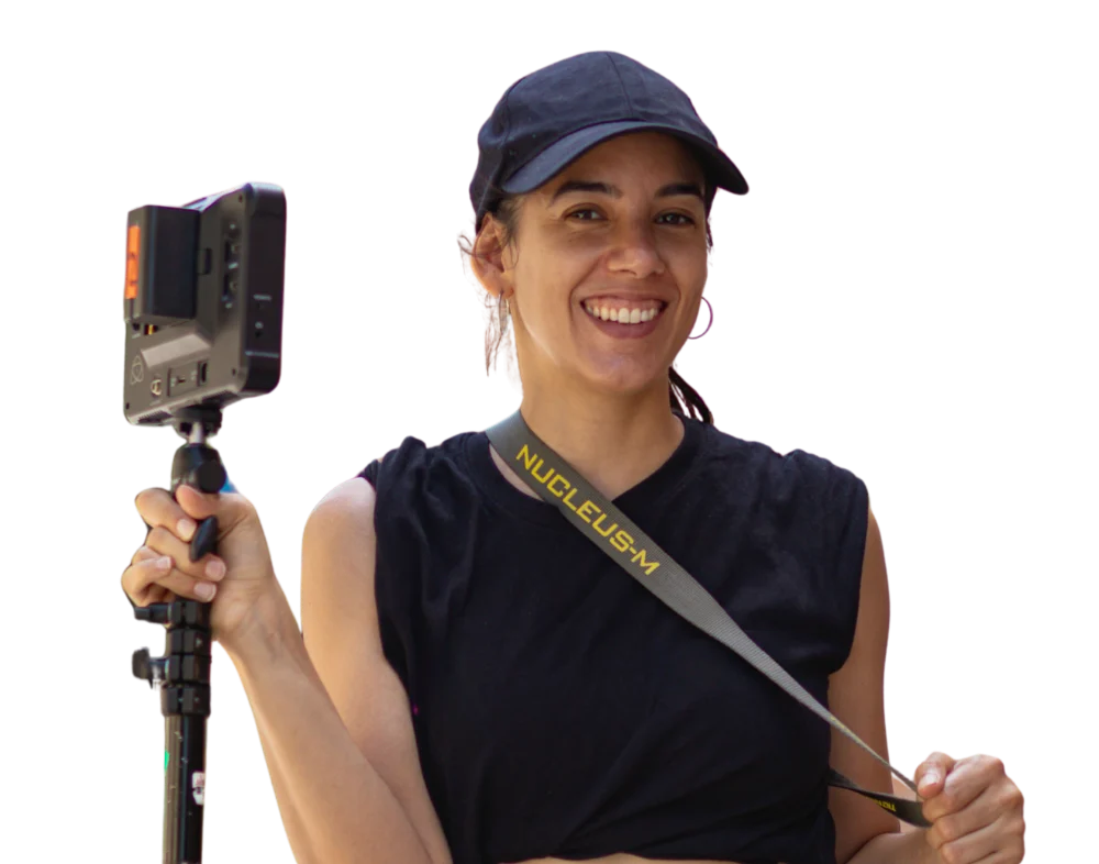 Fati Ruiz trabajando como técnica del departamento de fotografía durante un rodaje audiovisual